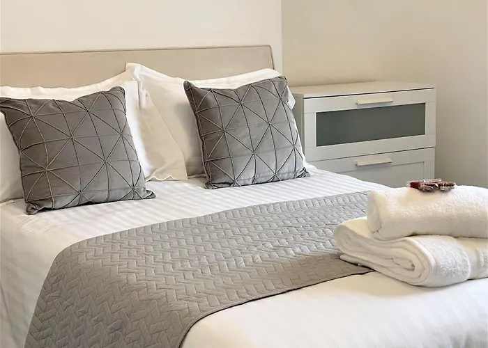 Robinhuts - 3 Bed Accommodation -Perfect For Contractors, Families & Students
