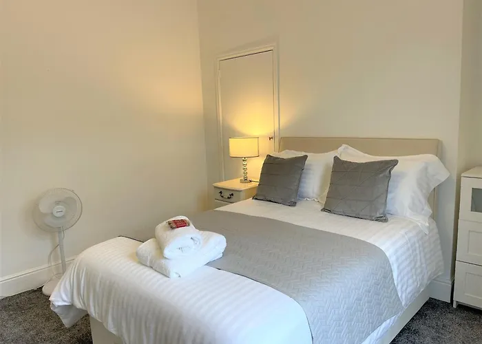 Robinhuts - 3 Bed Accommodation -Perfect For Contractors, Families & Students