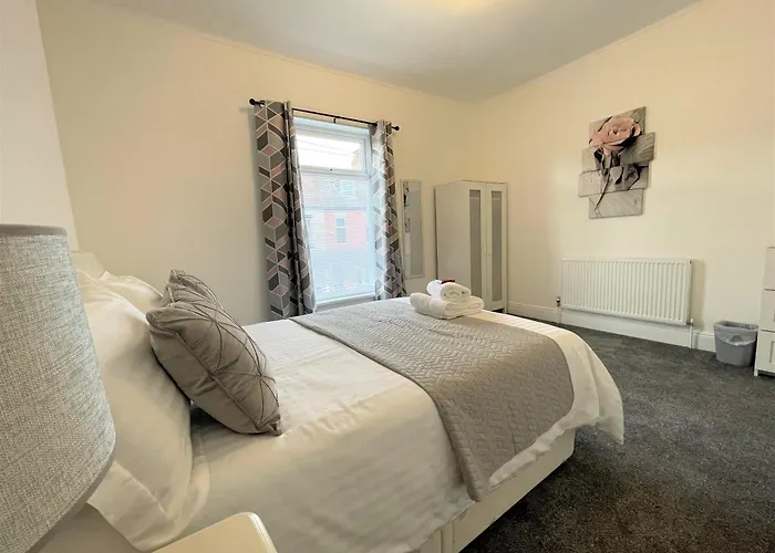 Robinhuts - 3 Bed Accommodation -Perfect For Contractors, Families & Students