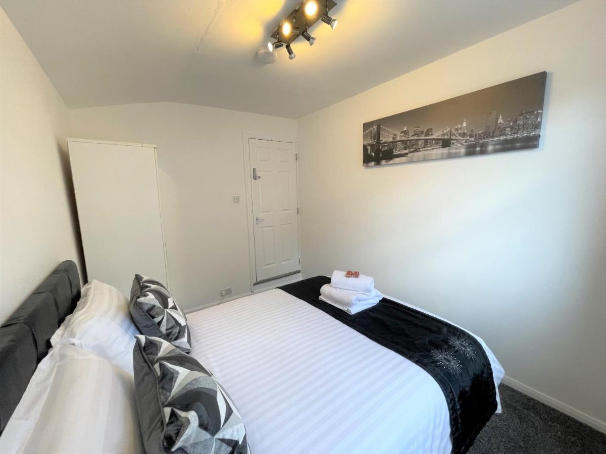 Robinhuts - 3 Bed -perfect For Contractors, Families & Students Holiday home *